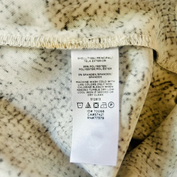 🌸NWT🌸 Ann Taylor blouse. Snakeskin print. Short sleeved. Size Large - Picture 4 of 4